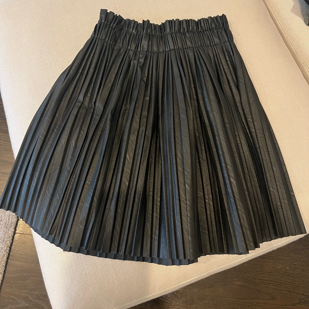 NWT Venti6 pleather pleated skirt. Size large. NWT. ruby & jenna boutique in NY